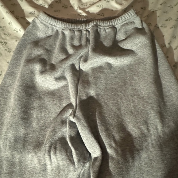 Skims cotton fleece jogger in heather grey. - Picture 4 of 5